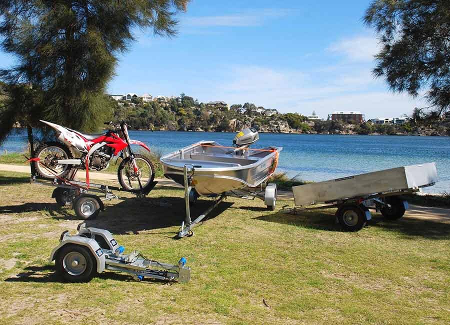 Складной прицеп Bulldog может быть сконфигурирован для перевозки лодок (каяков, каноэ, надувных), мотоциклов, а также в качестве грузового прицепа с откидными бортами.  