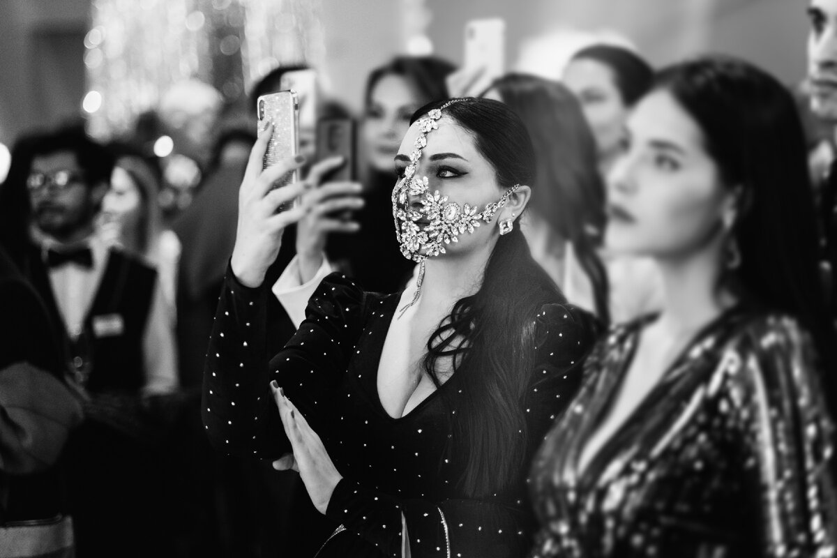 "Мы все привыкли видеть мир, через экран телефона." Это я, на НеЦеремонии Best Dressed 2019. Мой образ с маской из кристаллов был признан одним из лучших образов вечера.