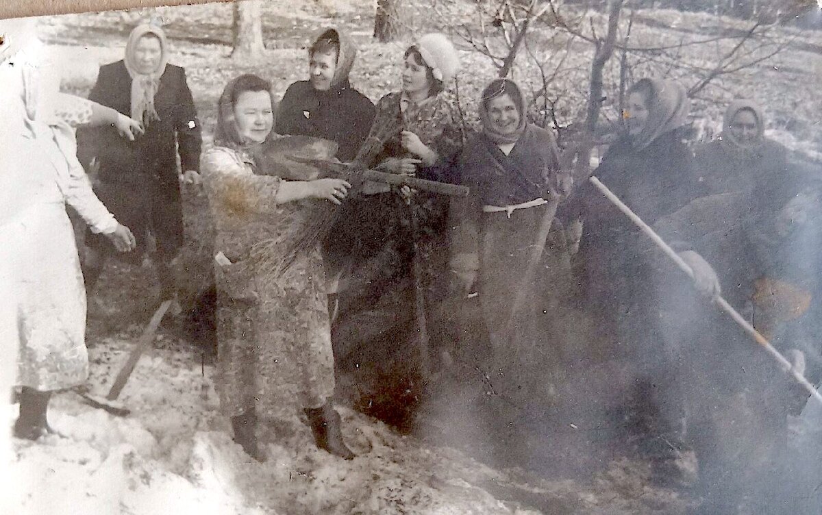 Медперсонал инфекционного отделения  на субботнике