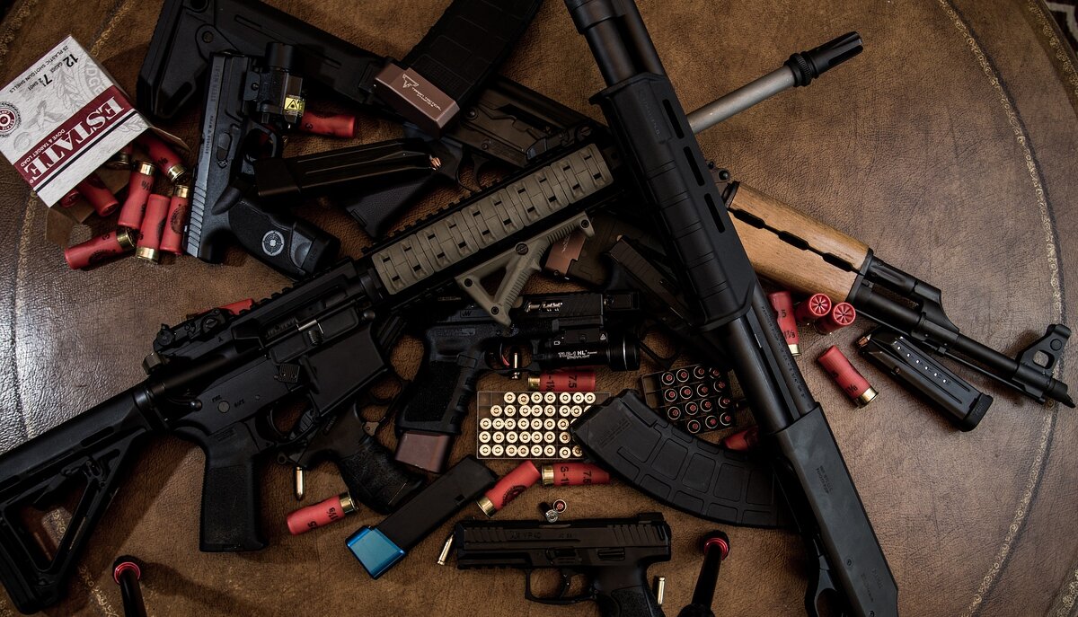 https://cdn.pixabay.com/photo/2018/05/21/06/14/weapons-3417507_960_720.jpg