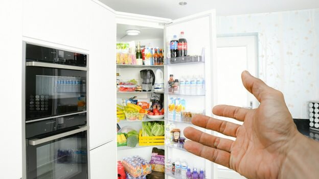 Холодильник на ключ: 5 советов, как отучиться есть на ночь