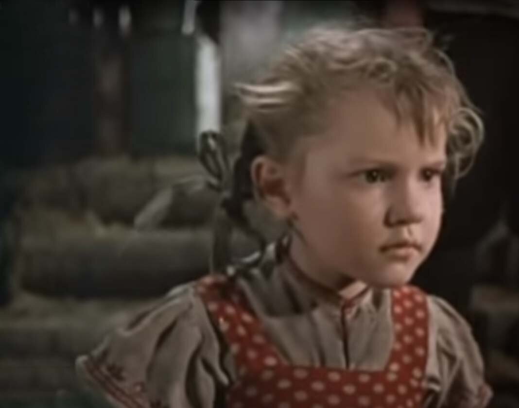 Анна Каменкова в фильме "Девочка ищет отца"