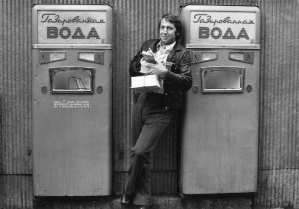Дмитрий Воздвиженский и Нина Свиридова. У автоматов с газированной водой. 1970 г.