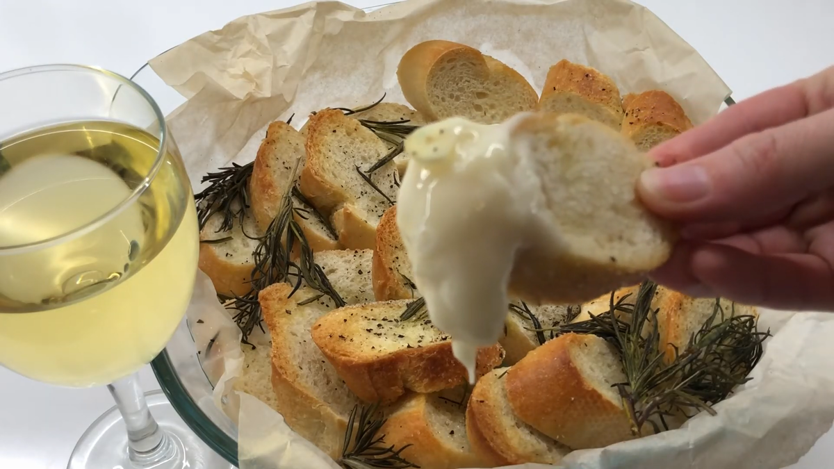 Камамбер в духовке с хлебом и чесноком и помидорами рецепт с фото