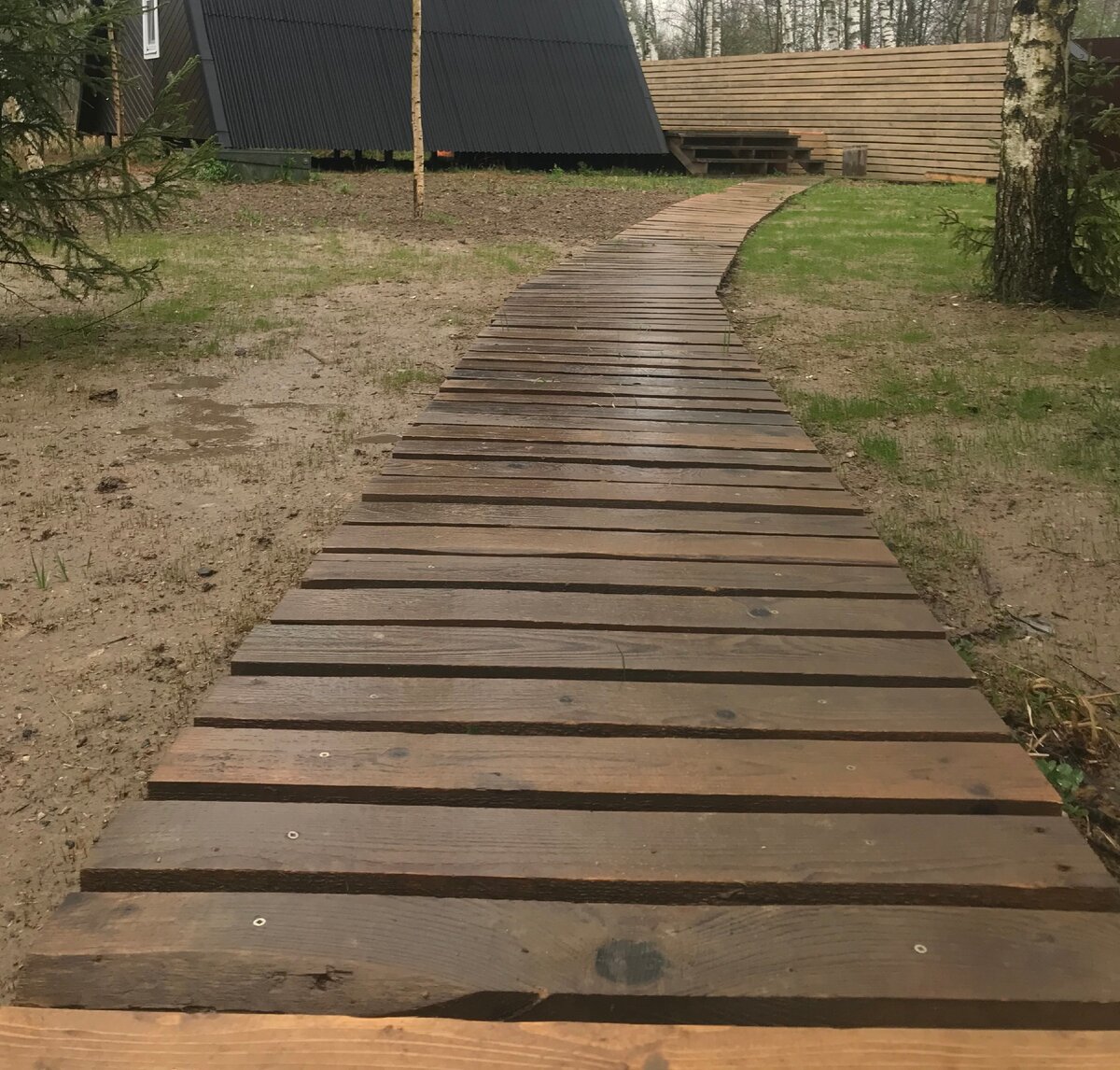 Деревянные дорожки - это чисто, экологично, просто, дешево.