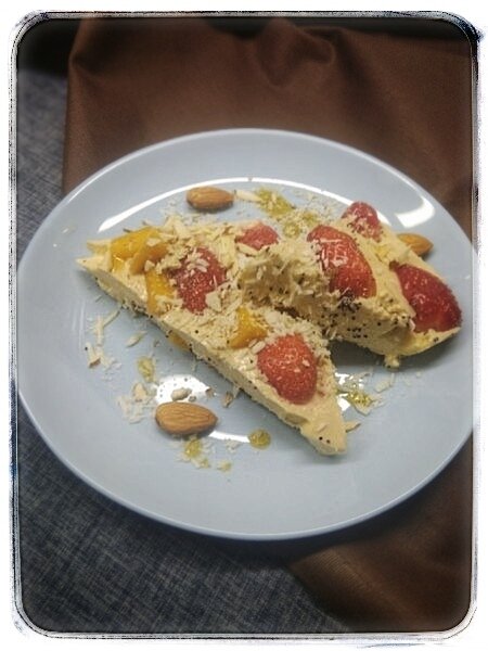 Я посыпала кусочки миндальной крошкой и кокосовой стружкой, а ещё добавила немного сиропа топинамбура. Очень его люблю) 