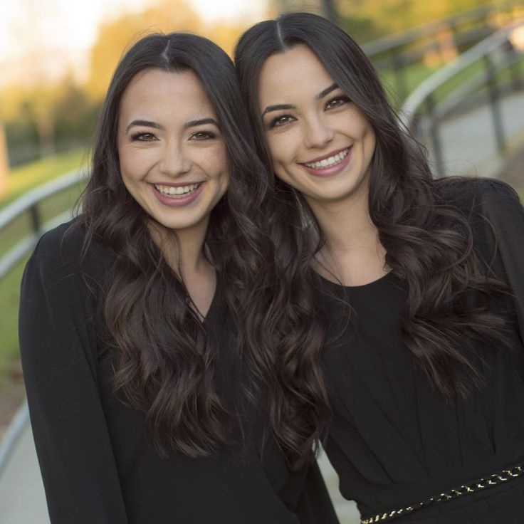 Twin women. Merrell Twins. Твинс-сёстры. Близняшки брюнетки. Сестры близняшки.