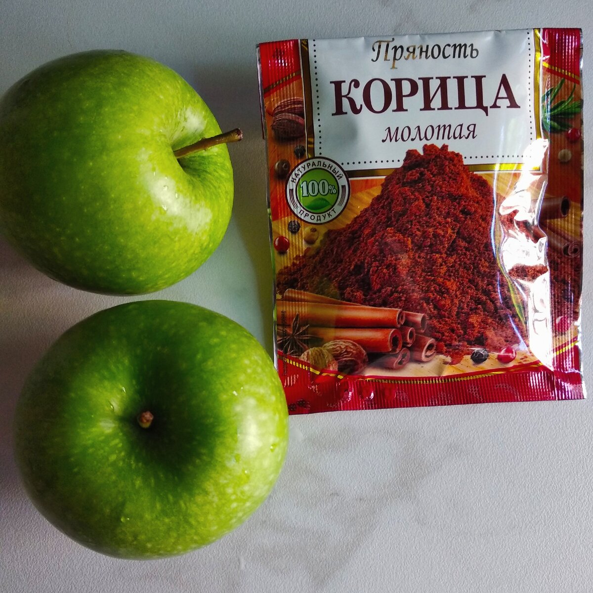 На одну порцию печёных яблок нам понадобится 2 средних яблока и ½ чайной ложки молотой корицы.