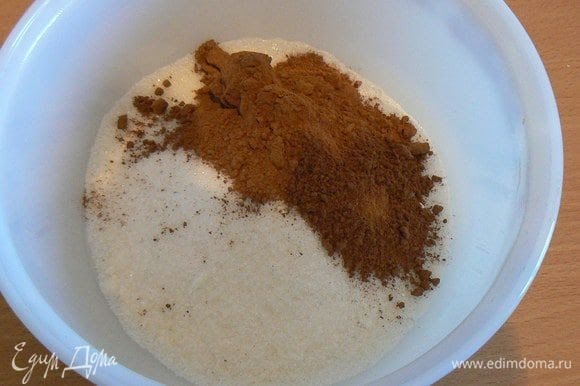 Смешать муку, сахар и какао.