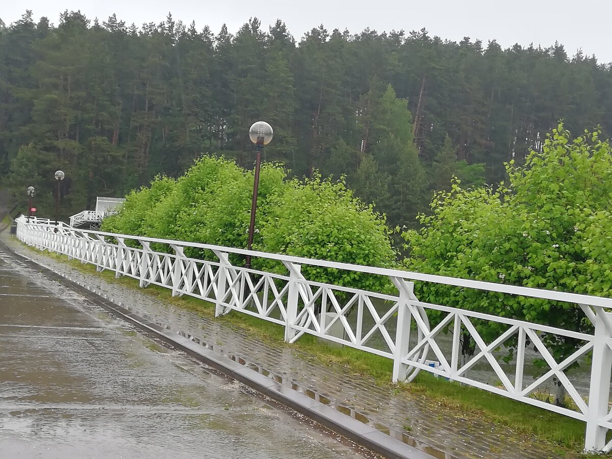 Один из дачных поселков России. Местная набережная. Фото из личного архива