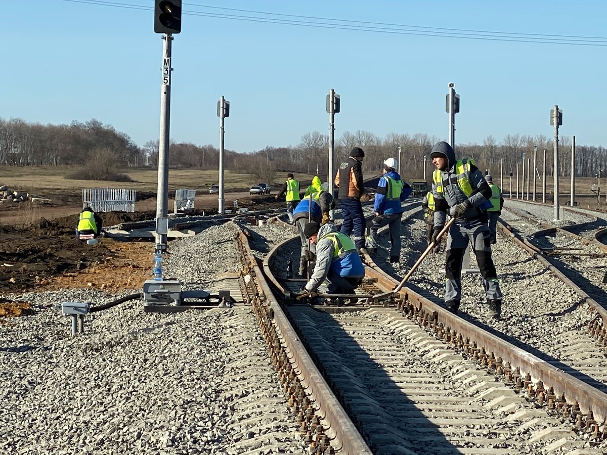 Производство работ на жд путях. Строительство железной дороги. Укладка ЖД путей. Подъездные железнодорожные пути. Ремонтные работы на железной дороге.