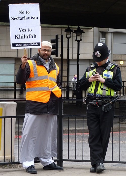 Член Хизб ут-Тахрир в Лондоне. Фото "Википедия" 