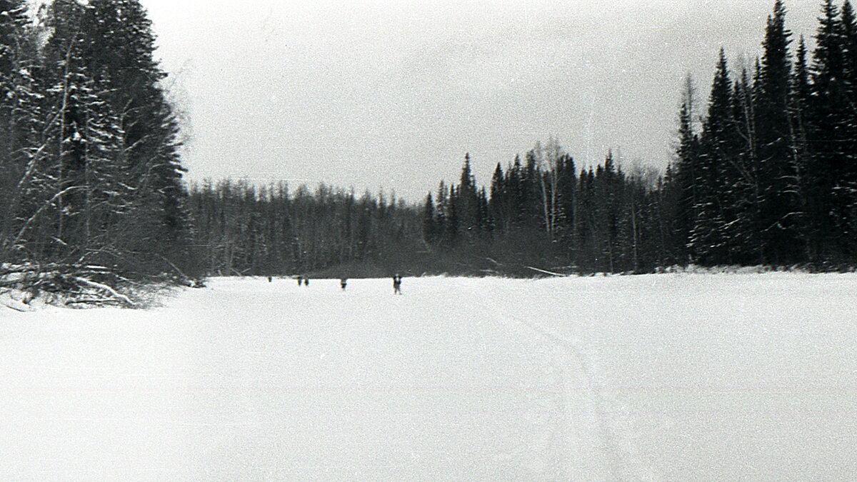 Перевал Дятлова. Туристы прокладывают путь по замершей реке.
