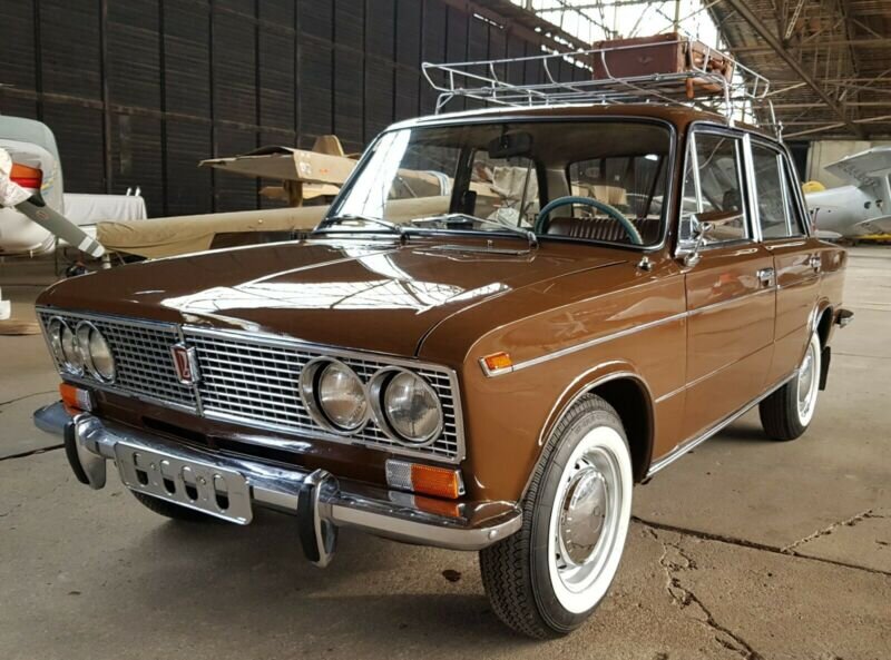 Тройка - последняя машина ВАЗа, получившая хромированную решётку радиатора и боковые молдинги. 