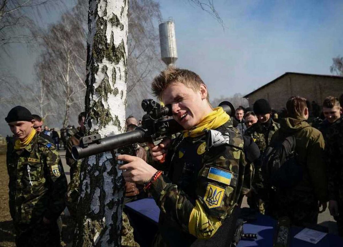 Новости украины 17.08. Украинский солдат с оружием. Националисты Украины.