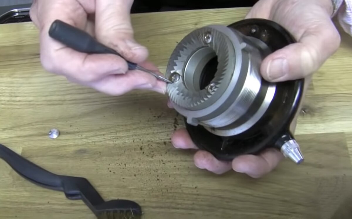 Тонкое шило незаменимый предмет в очистке самых узких мест кофемолки