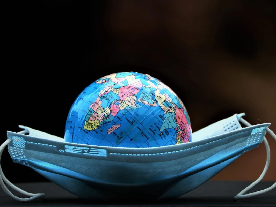 По инструкциям ЕС, теперь пассажиры самолетов обязаны быть в масках, заходя в аэропорт и выходя из него по прилете, пишет Deutsche Welle.

Менять это индивидуальное средство защиты надо через каждые 4 часа. В запасе должна быть как минимум одна маска на случай, если регистрация и досмотр займут больше четырех часов.

Исключение составляют лишь те люди, кому по медицинским показаниям не следуют носить маски.