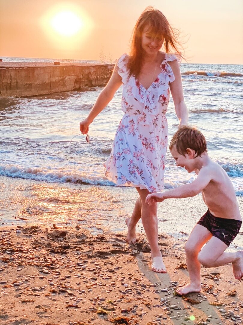 Мы с сыном бегаем по пляжу...