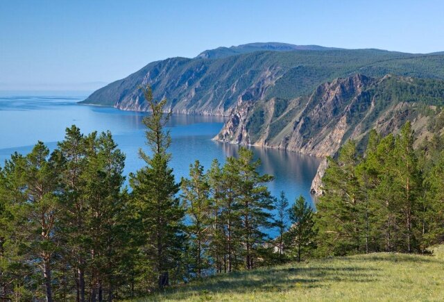 Депутаты Госдумы приняли законопроект, по которому разрешается сплошная вырубка леса на Байкале – это позволит продолжить строительство Байкало-Амурской и Транссибирской железнодорожных магистралей. По законопроекту Байкал теперь можно застраивать без общественных слушаний.