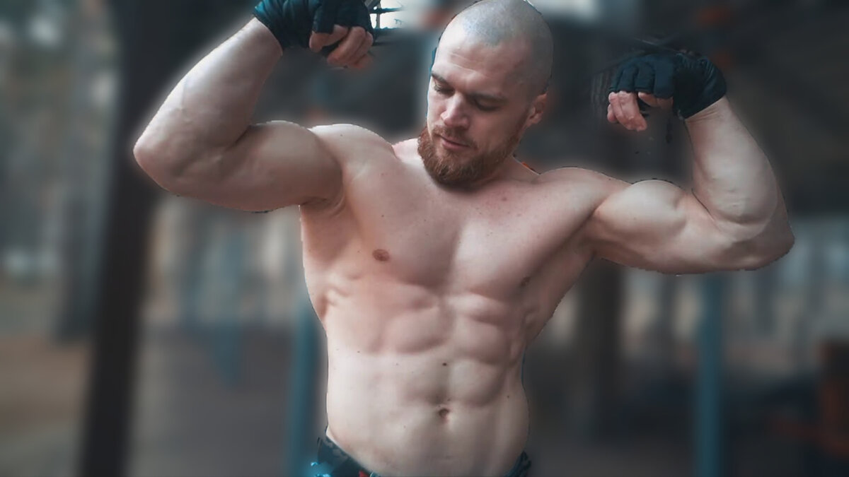 Сергей Каширин, предпочитает тренироваться с гирями и собственным весом. Изображение взято с Ютуб канала Сергея