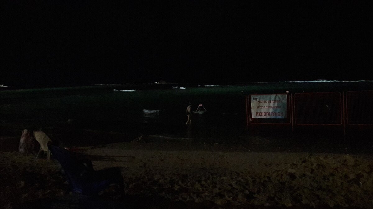 Море немного освещено прожекторами.