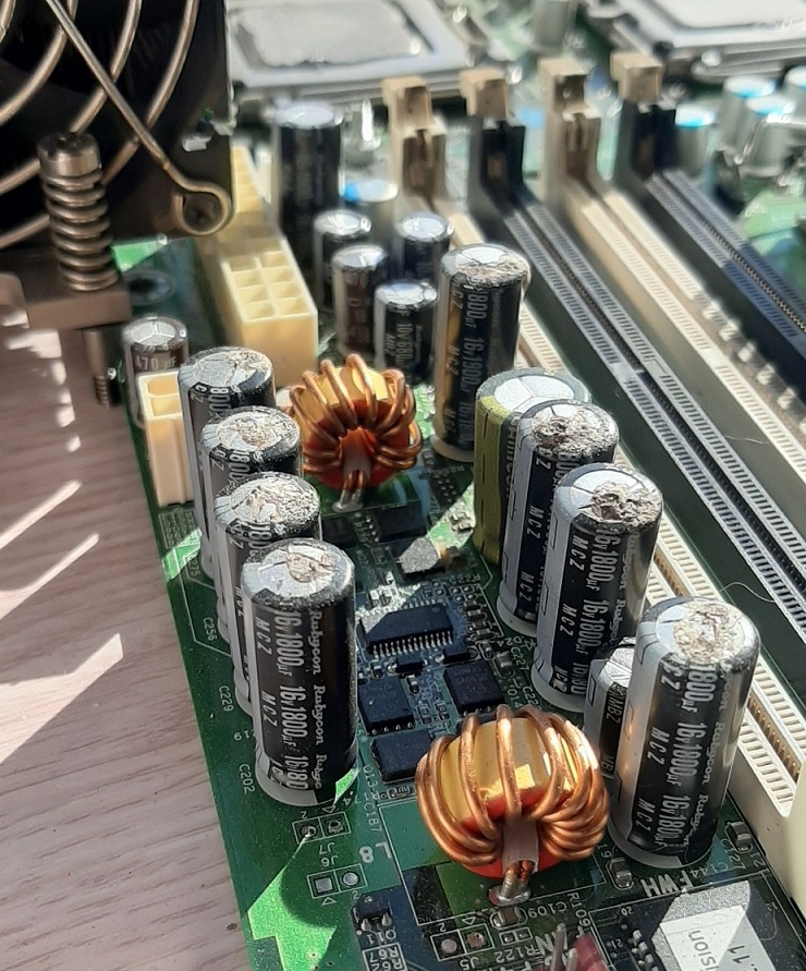 Пример вспухших конденсаторов.