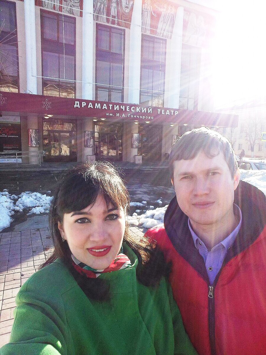 После первого нашего похода в театр, муж захотел прочитать"Бедная Лиза". И мы решили, что будем выбираться почаще на интересные постановки