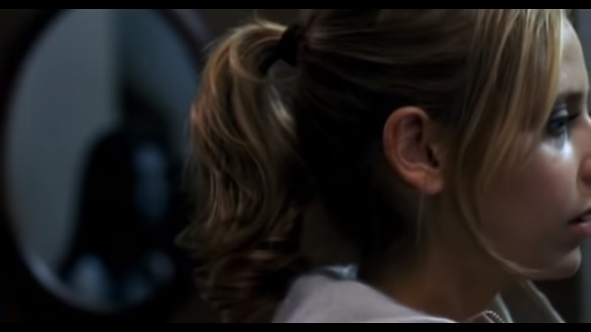 Кадр из фильма 2004 года. Мы можем видеть Каяко в зеркале.