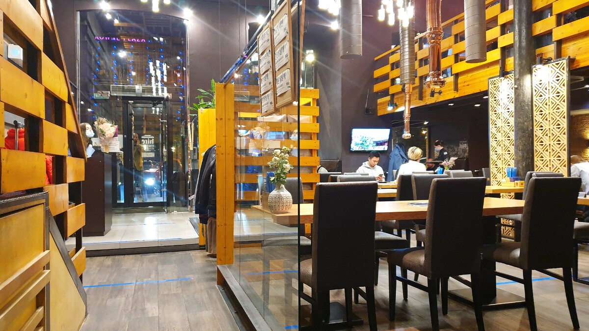 Модные юноши лет 40 на заднем плане