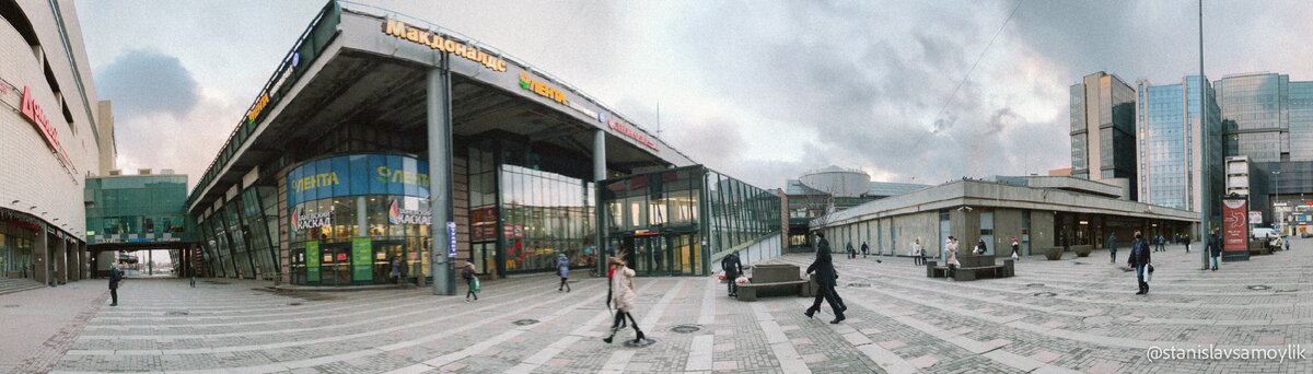 панорама окружения и вот низкое и невзрачное здание справа это и есть станция метро