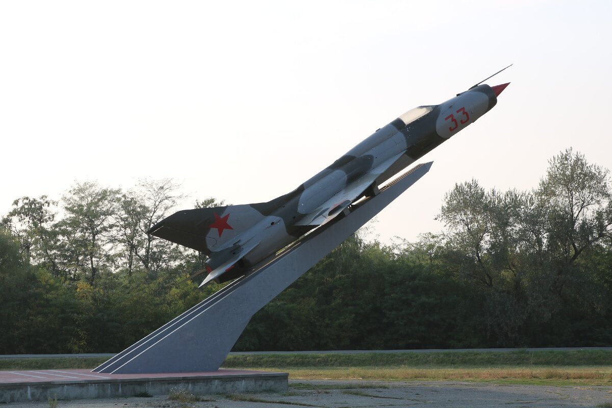 Памятник-самолет на одном из выездов из станицы Полтавской. 