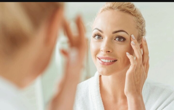 У меня уже есть статья про одно очень важное упражнение на расслабление той мышцы, которая и создает нам гусиные лапки.Читайте до конца, там дам ссылку на статью и на видео с упражнением.Так вот сейчас я покажу вам упражнение на укрепление этой мышцы. Смотрите картинку.Ведь для правильного выполнения упражнений нам нужно хорошо понимать с чем именно мы работаем.Это круговая мышца глаза.