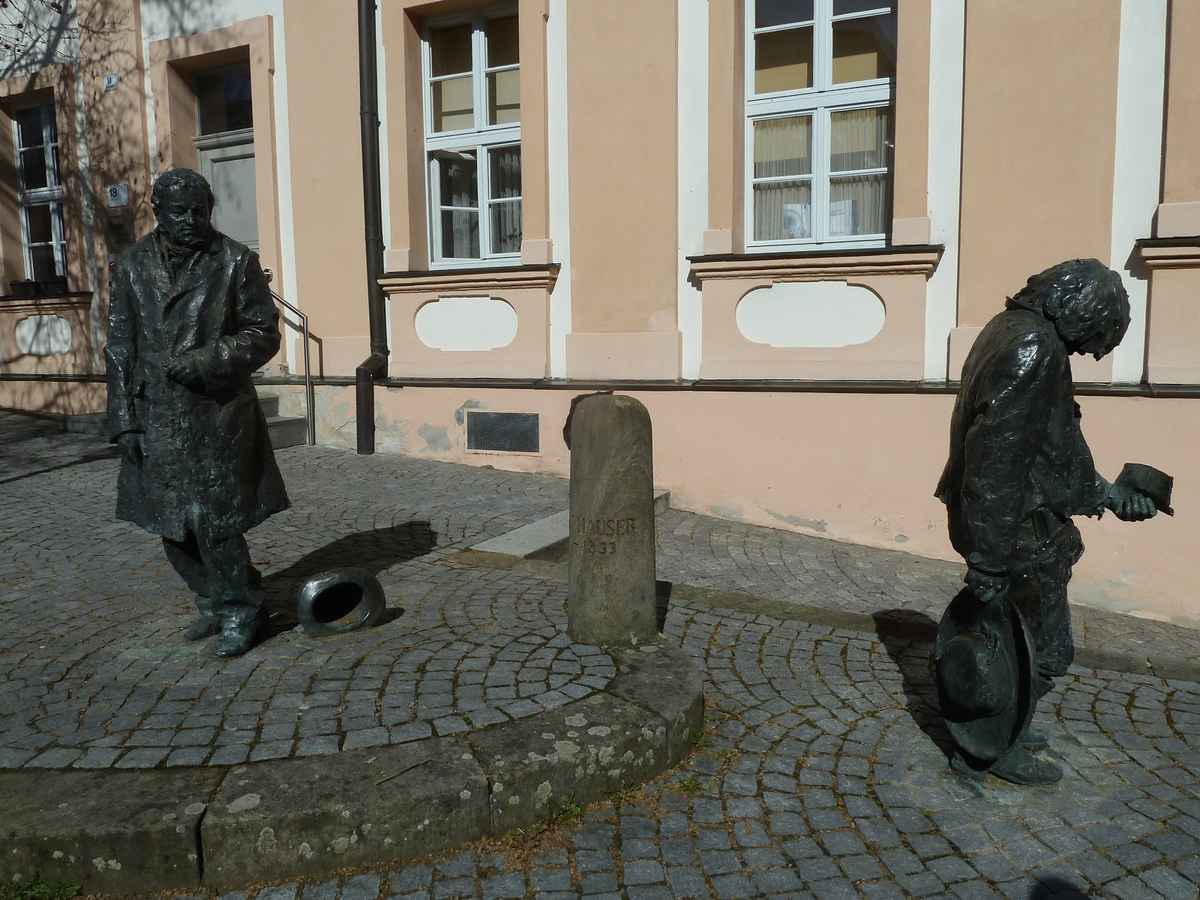 Памятник Каспару Хаузеру и нашедшему его сапожнику.