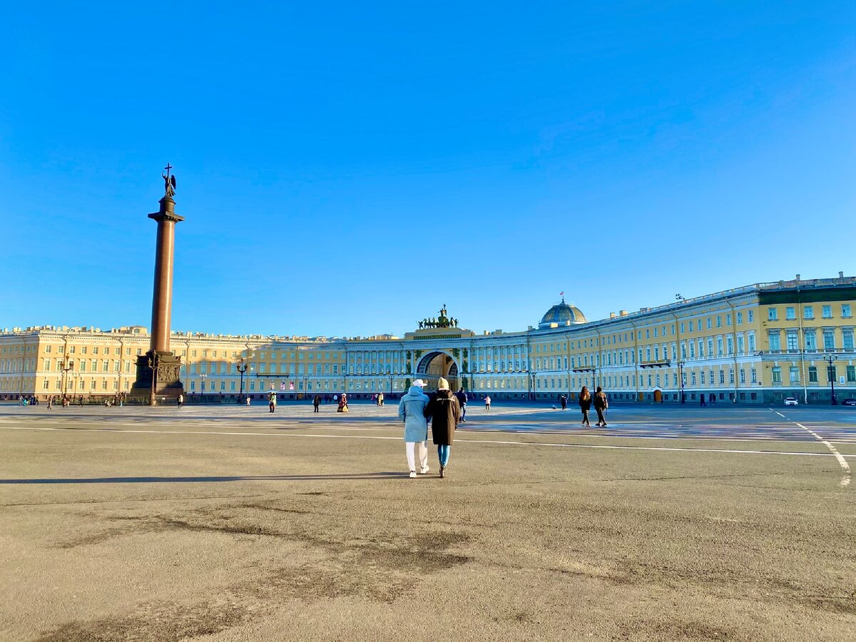 Прогулялась по Дворцовой площади Санкт-Петербурга и заглянула посмотреть,  какими сувенирами радует туристов северная столица | НА СВОИХ ДВОИХ - Алёна  И Женя | Дзен