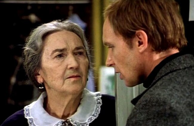 Женя Лукашин проживает с мамой не только потому, что - инфантил. Он мог быть бруталом. Это ничего не изменило бы... https://www.kino-teatr.ru/