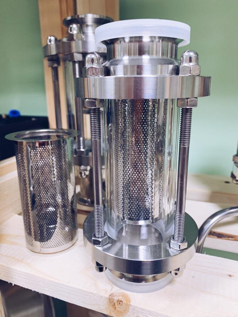 Простейшая джин-корзина. В емкость с сеточкой закладываются ингредиенты, и В процессе дистилляции, пары спирта проходят через ингредиенты, насыщаясь вкусами и ароматами трав и специй.