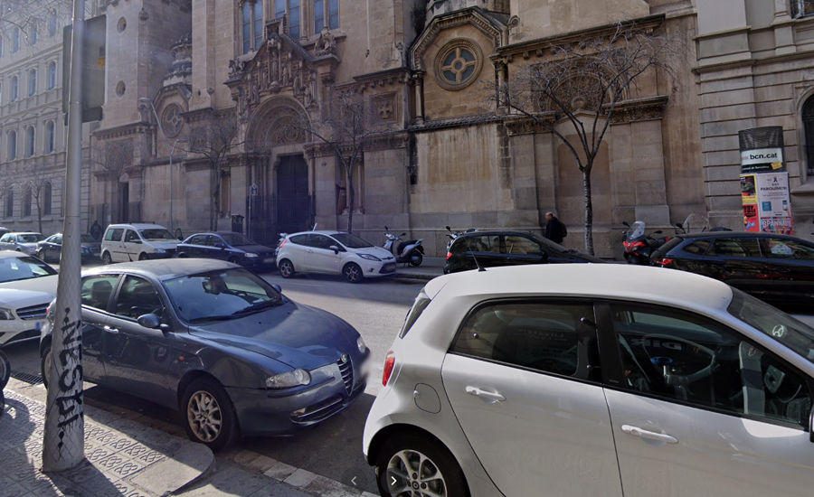 Одна из улиц района Эшампле на GoogleMaps - видно, что машин тут и правда немало