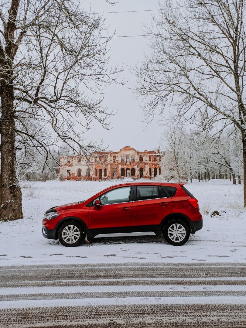 Усадьба Гостилицы и Suzuki SX4 , которую мне дали на этот выезд. 