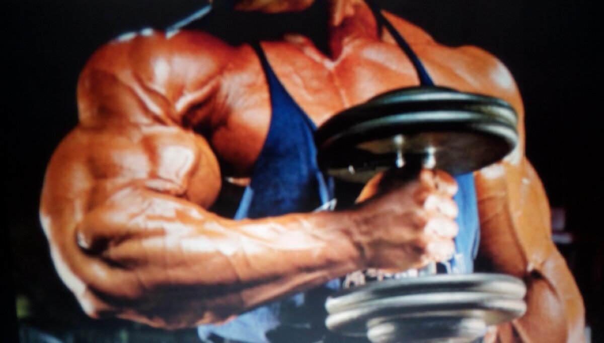 Бодибилдер с гантелью