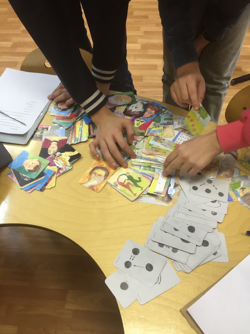 На коммуникативном тренинге для подростков...