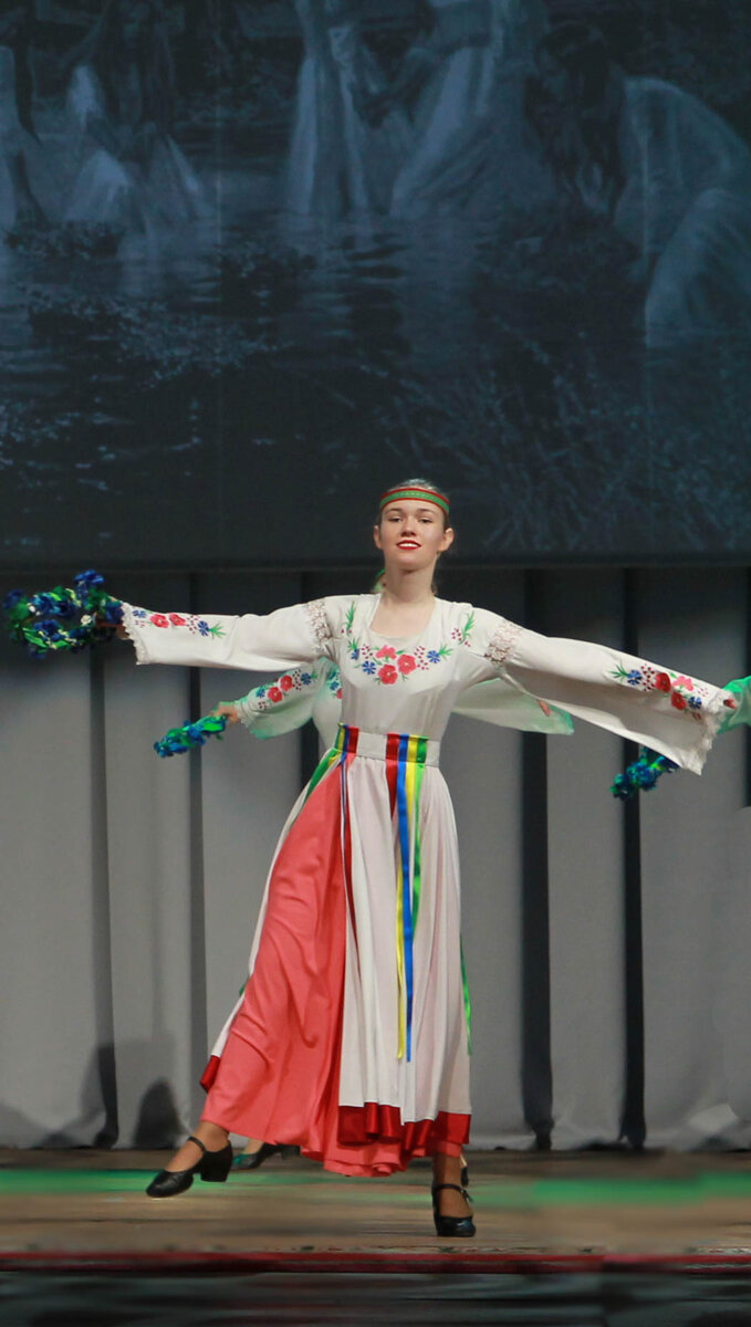 Выступление образцового ансамбля танца "Лянок", в котором наша дочь танцует уже 10 лет. Фото автора. 