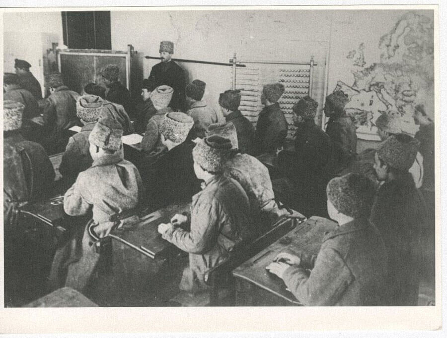 Обучение неграмотных красноармейцев, 1918–1920 / russiainphoto.ru. Одна из первых массовых программ Советского Союза — ликвидация безграмотности