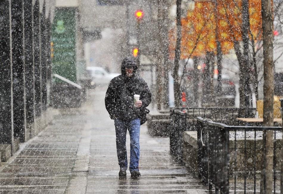 Парень на улице зима. Одиночество зимой. Снег одиночество. Парень идет зимой. Люди зимой на улице.