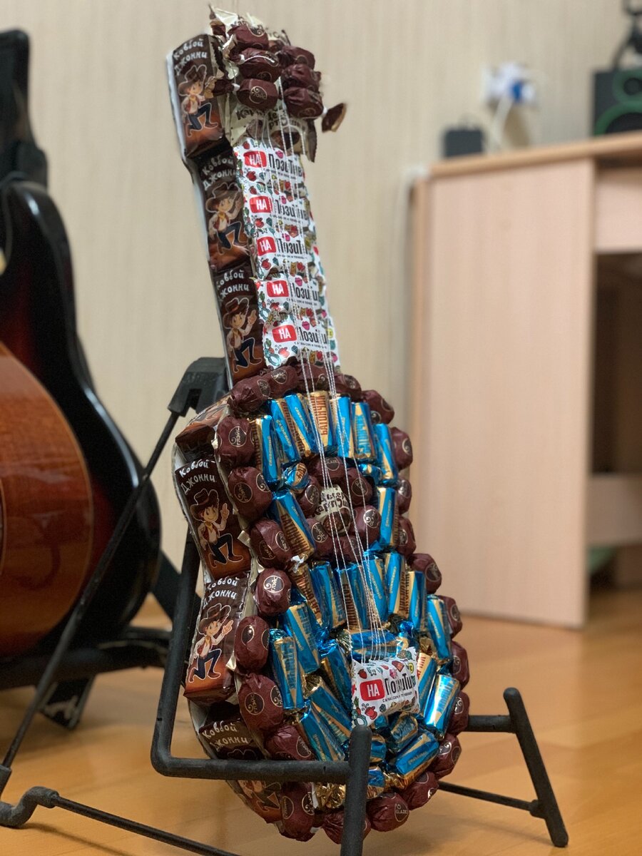Гитара из конфет