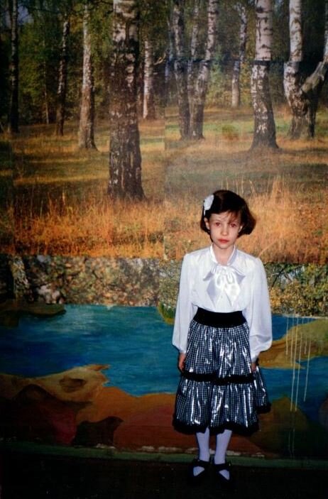 1997 год. Фотообои вместо фотошопа. И любая одежда вместо формы. Такими были наши школьные годы.