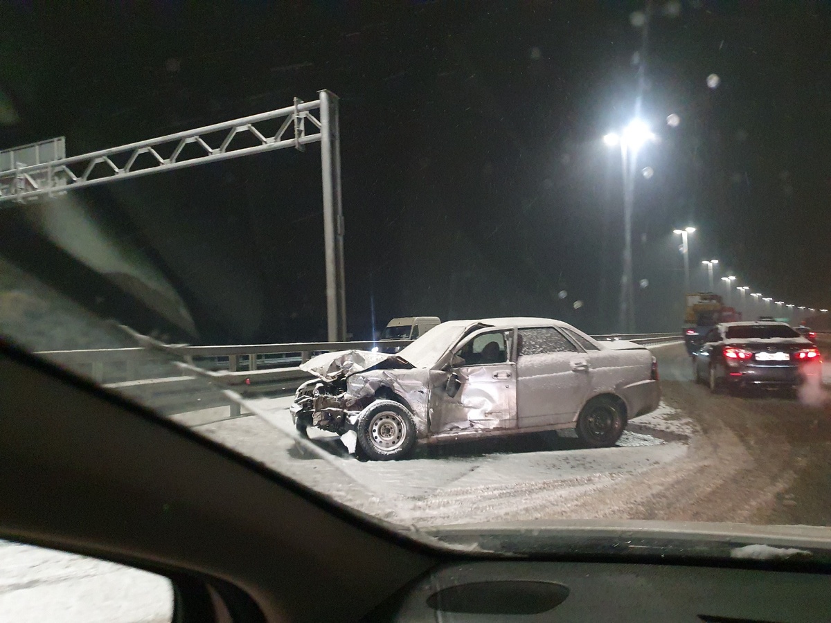 В Санкт-Петербурге зимой выпал снег. Этого никто не ожидал. Из-за аварии образовалась огромная пробка. Ааторская фотография.