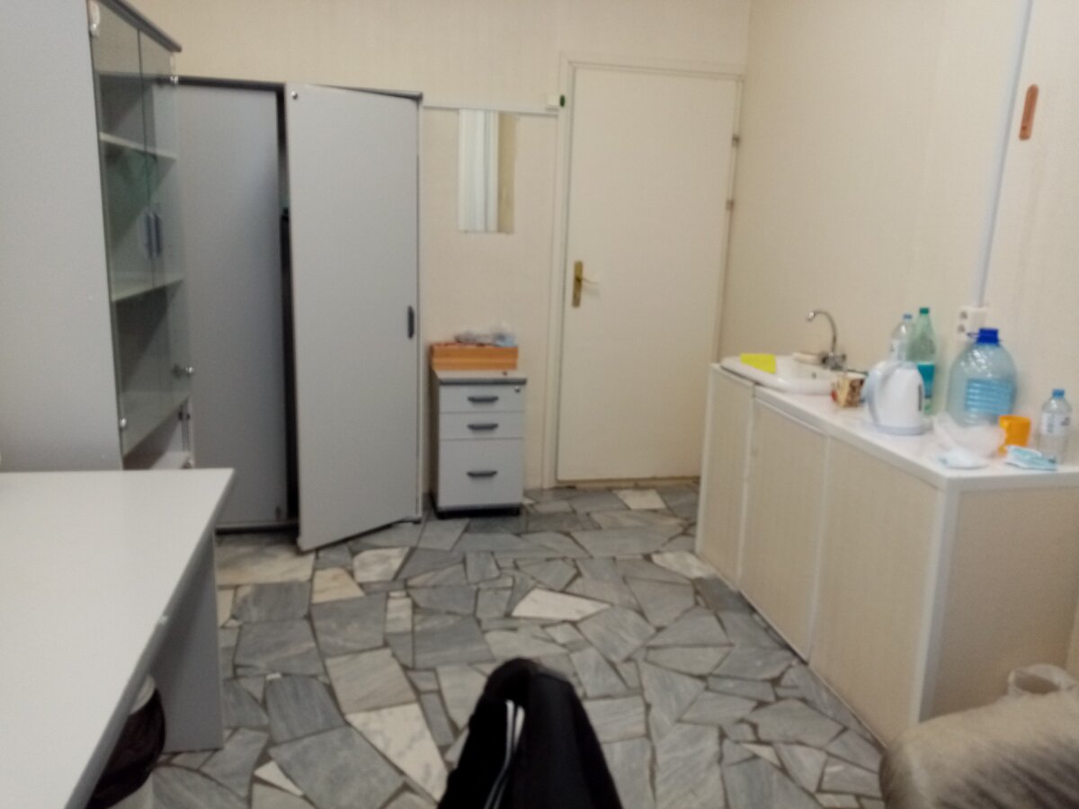 Кабинет до уборки. Лишнее теперь убрано. Лежит ковёр, и принесены мои рабочие материалы.