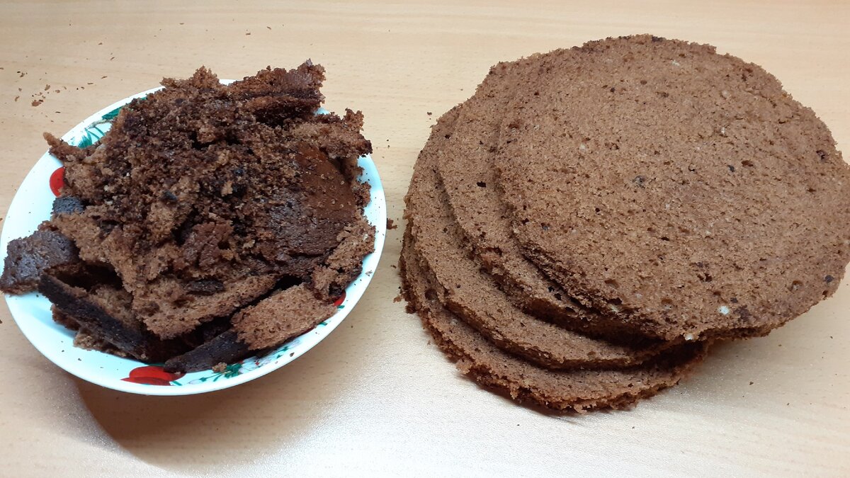 Каждый корж я обрезаю кольцом или просто ножом, используя блюдце/тарелку. Так торт собирать и выравнивать потом намного легче. Обрезки пойдут на декор. 