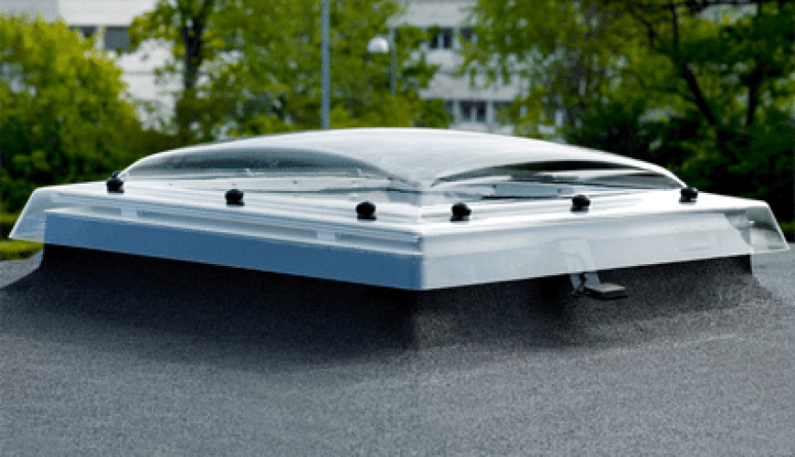 Зенитный фонарь на плоской мембранной кровле.