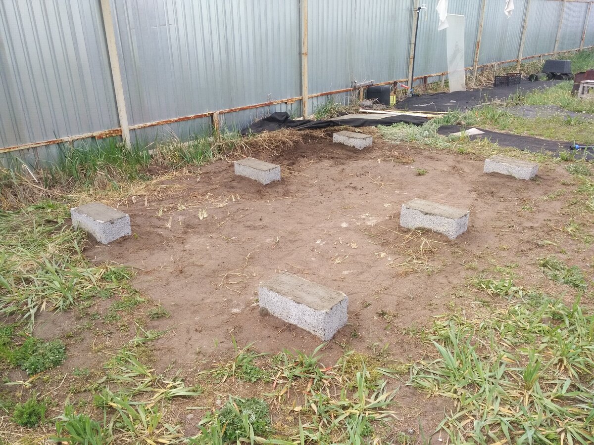 Установили фундаментные блоки